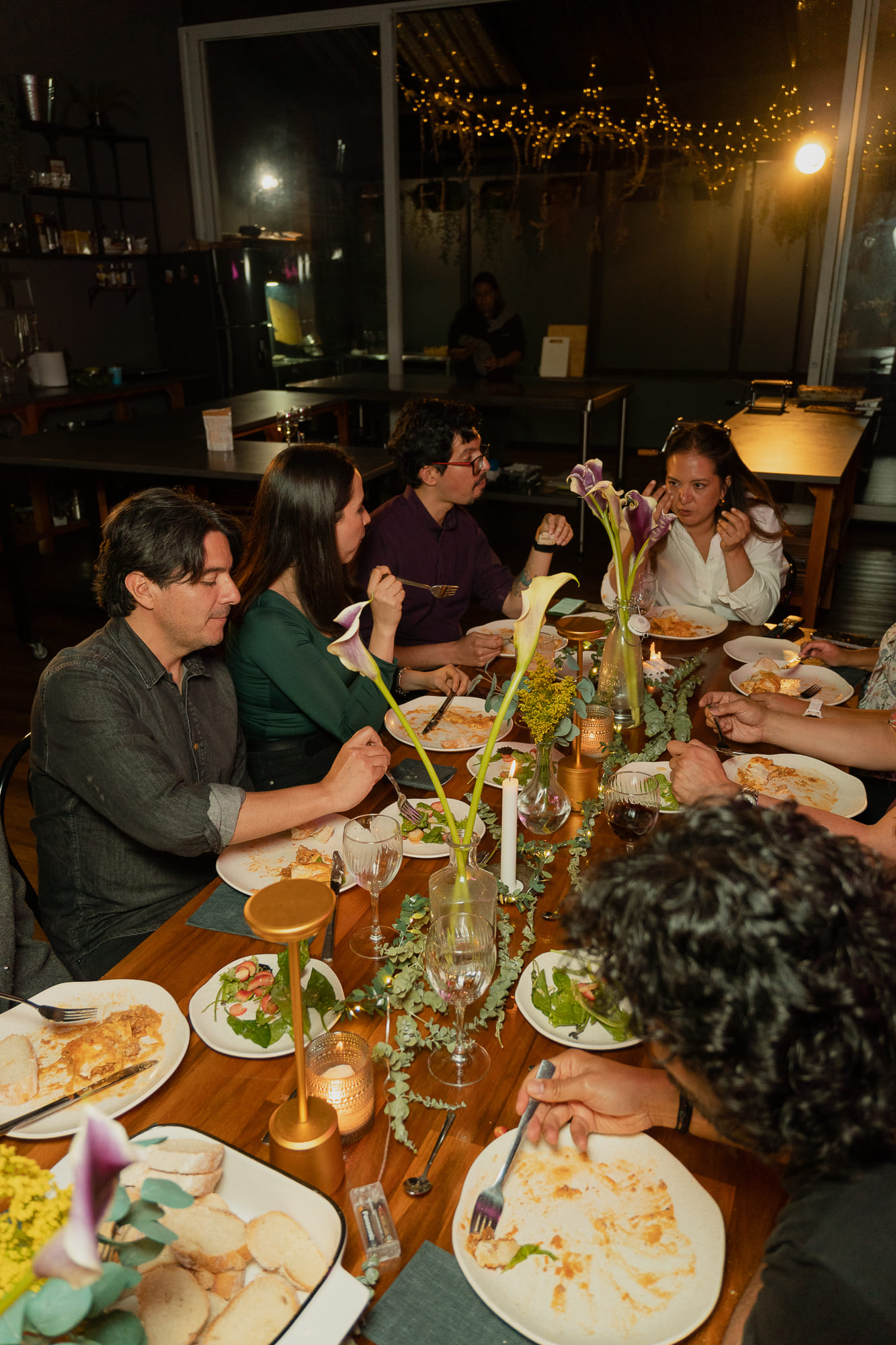 Mesa servida para una cena clandestina en ConContraseña