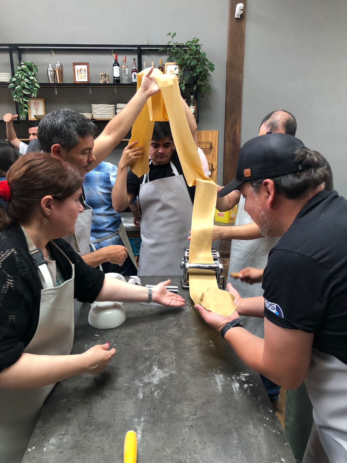 Mesa larga con letrero de neón Pura sabrosura en ConContraseña
